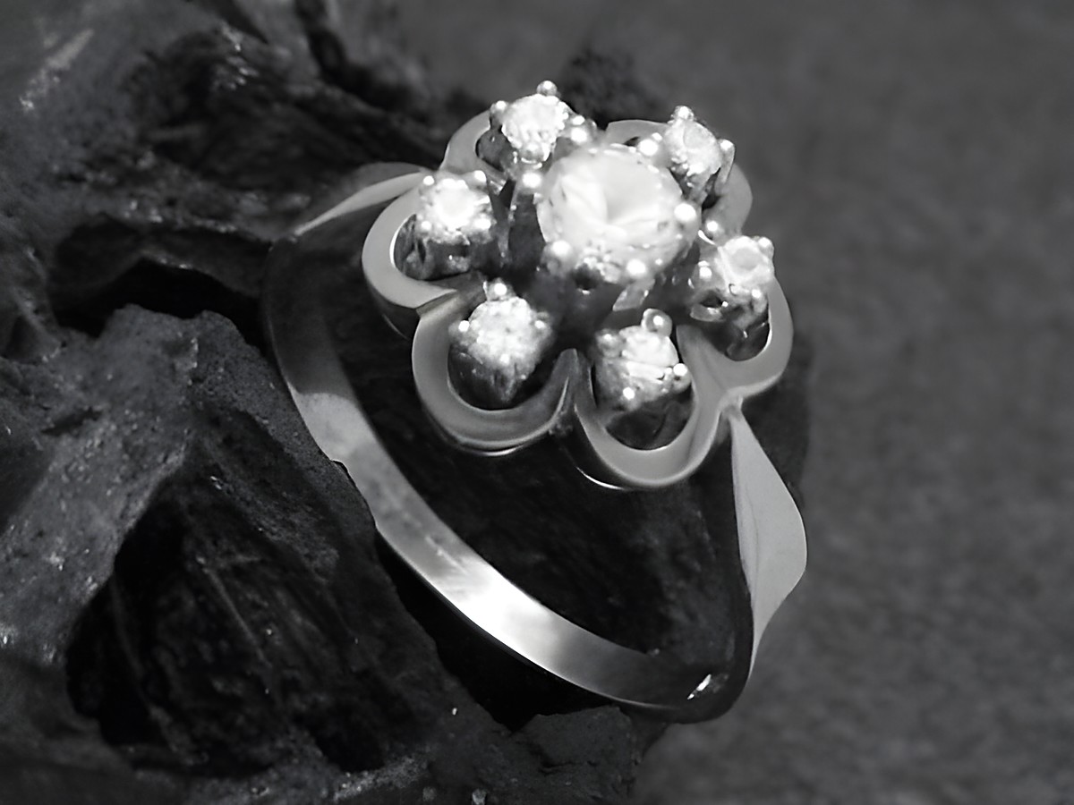 Weißgoldring mit Blume aus Weißgold 585, verziert mit Zirkonia, Größe 57, Hersteller Juwelier Harnisch, passend bis Größe 58/18,5.