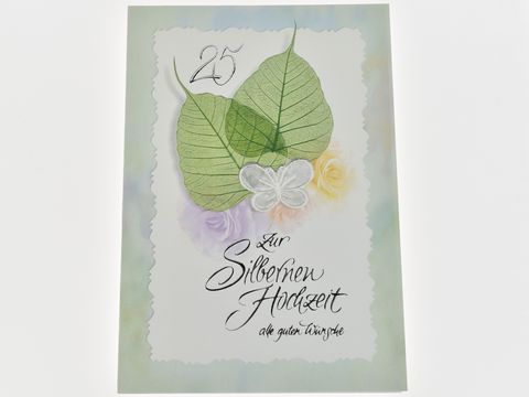 Hochzeitskarte mit grünen Blättern und zarten Rosenblüten für die silberne Hochzeit, verziert mit einer eleganten Schriftart und einem stilvollen Blumenmotiv, Hersteller Juwelier Harnisch.