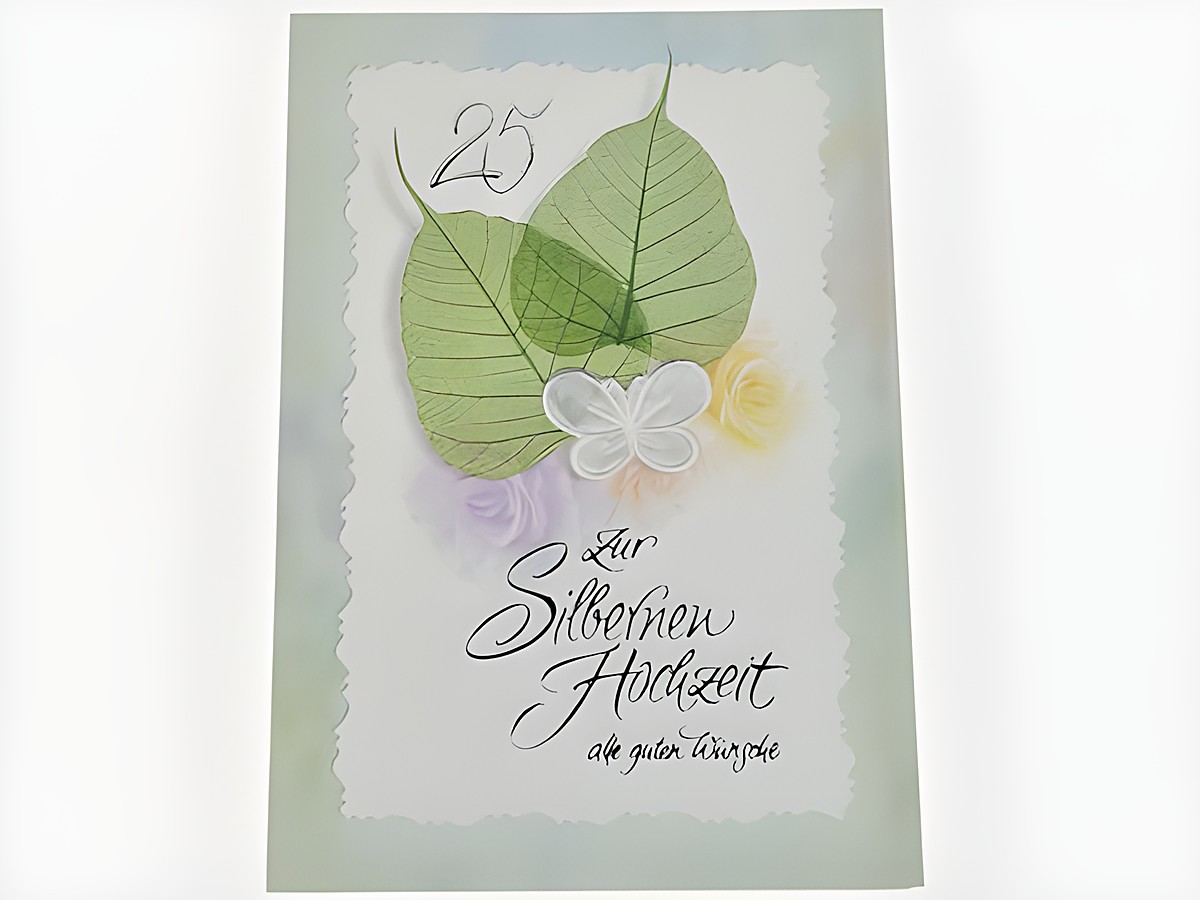 Hochzeitskarte mit grünen Blättern und zarten Rosenblüten für die silberne Hochzeit, verziert mit einer eleganten Schriftart und einem stilvollen Blumenmotiv, Hersteller Juwelier Harnisch.