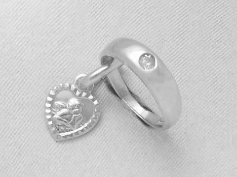 Taufring mit Schutzengel in Herzform aus rhodiniertem Sterling Silber und Zirkonia von Juwelier Harnisch. Elegant und bedeutungsvoll, ideal als Geschenk oder Erinnerungsstück.