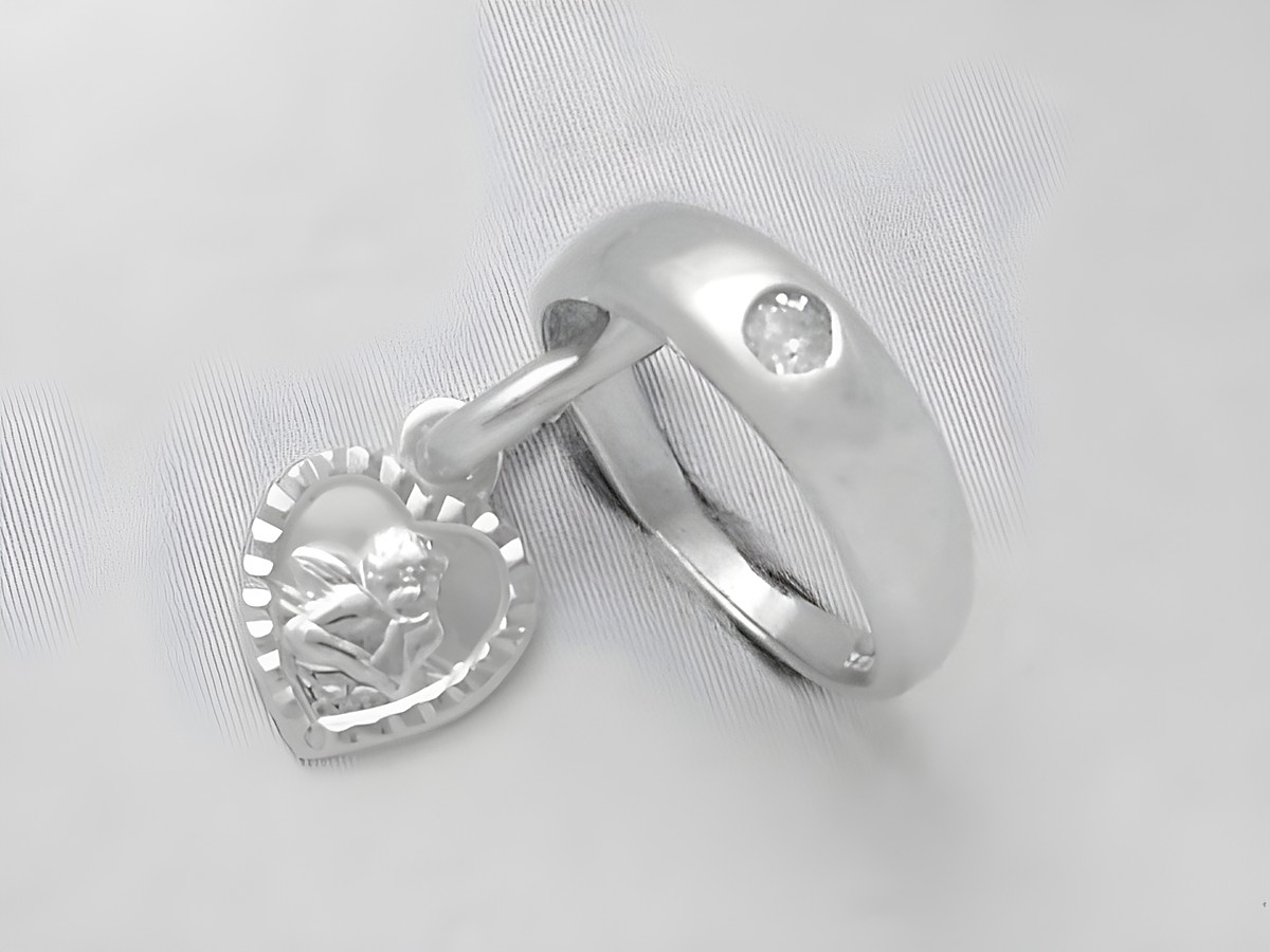 Taufring mit Schutzengel in Herzform aus rhodiniertem Sterling Silber und Zirkonia von Juwelier Harnisch. Elegant und bedeutungsvoll, ideal als Geschenk oder Erinnerungsstück.