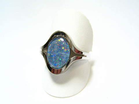 Designer Silber Ring rhodiniert mit einem Opal Triplette von Juwelier Harnisch, der Ring ist verstellbar und zeigt in der Mitte einen schimmernden blauen Opal.