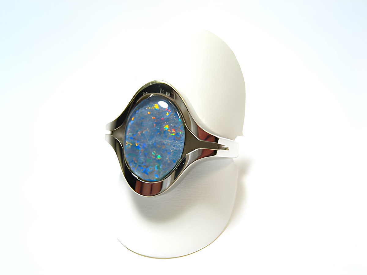 Designer Silber Ring rhodiniert mit einem Opal Triplette von Juwelier Harnisch, der Ring ist verstellbar und zeigt in der Mitte einen schimmernden blauen Opal.