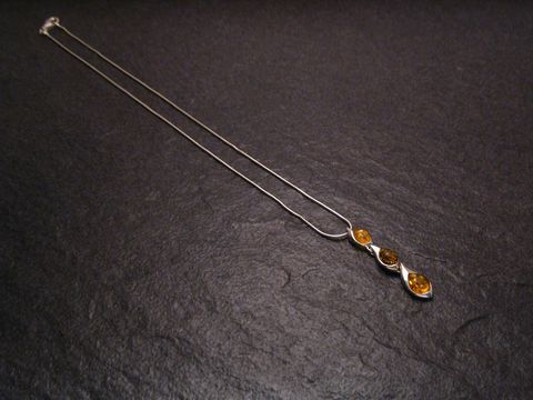 Kette aus Sterling Silber mit Bernstein Anhänger, Länge 43 cm, elegant gestaltet, drei abgerundete Bernsteinsteine in warmen Farben, hergestellt von Juwelier Harnisch.