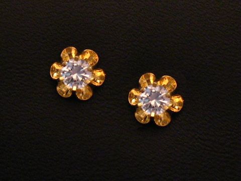 Ohrringe Blume in Gold 333 mit romantischem Design, besetzt mit Zirkonia, Hersteller Juwelier Harnisch, ideal für einen eleganten Auftritt.