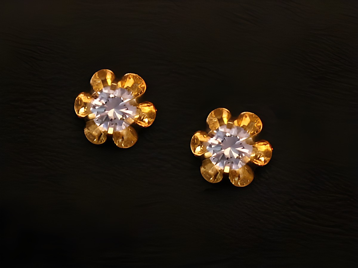 Ohrringe Blume in Gold 333 mit romantischem Design, besetzt mit Zirkonia, Hersteller Juwelier Harnisch, ideal für einen eleganten Auftritt.