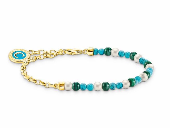 Silbernes Armband mit Gliedern in Gelbgold mit verschiedenen bunten Steinen, darunter Imitat-Malachit und Perlen, für Handgelenke von 14 bis 17 cm, elegant und verspielt.