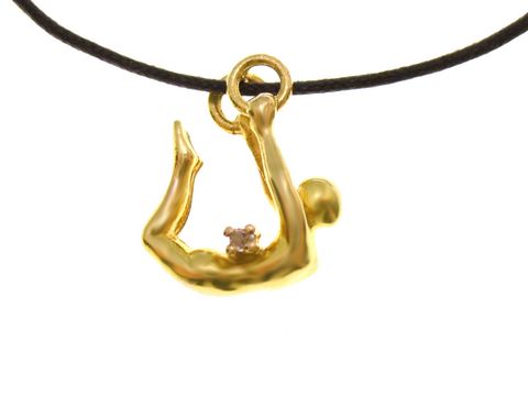 45215-0 Goldanhänger in Form einer Ring Sportlerin mit einem Diamanten von 0,005 ct w/p, Hersteller Juwelier Harnisch, Diamanten & Brillianten, an einem schwarzen Band.