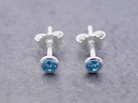 Ohrringe Kreis aus Sterling Silber mit filigranem Design und hellblauen Zirkonia von Juwelier Harnisch, ideal für einen eleganten Auftritt.
