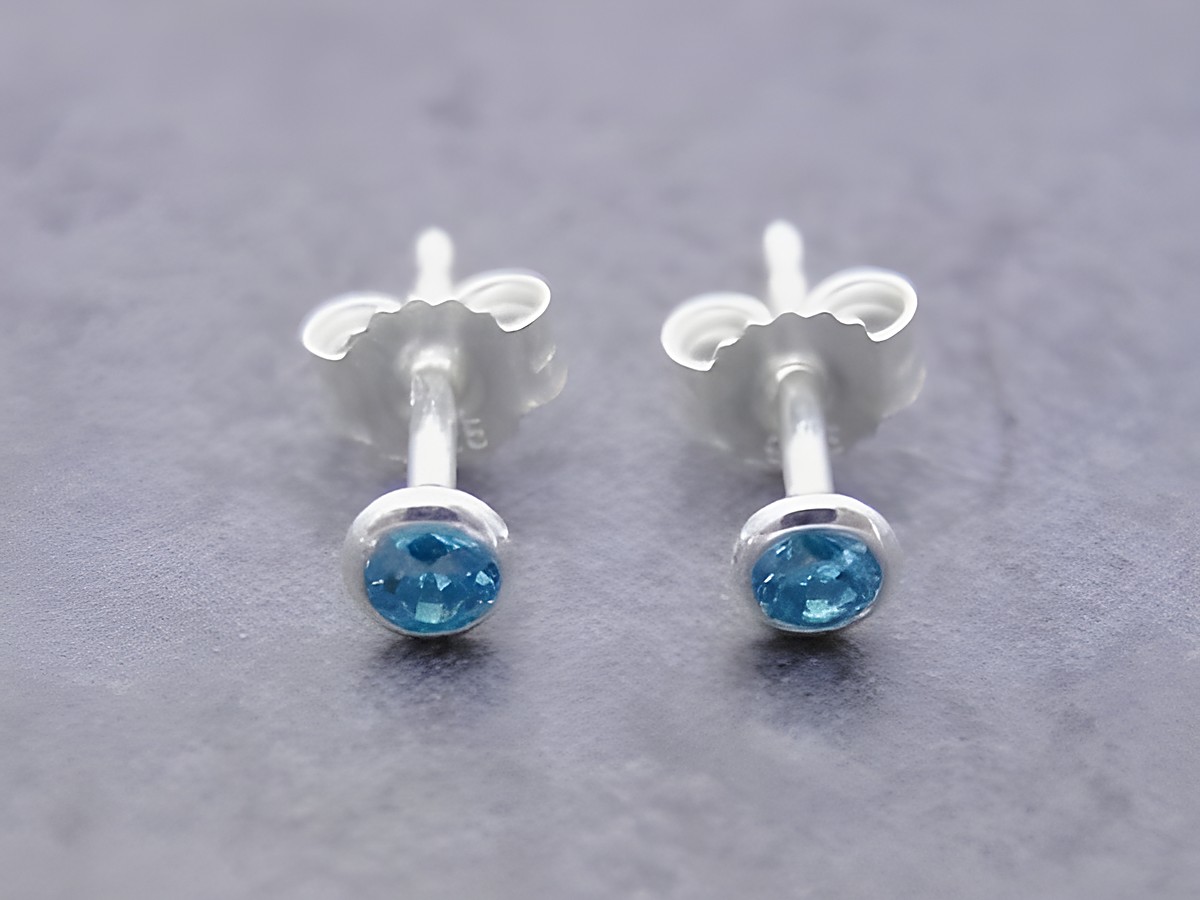 Ohrringe Kreis aus Sterling Silber mit filigranem Design und hellblauen Zirkonia von Juwelier Harnisch, ideal für einen eleganten Auftritt.
