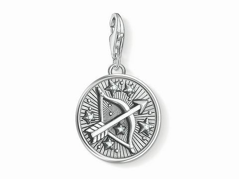 Charm-Anhänger Schütze von Thomas Sabo aus Silber, rund mit einem Pfeil und Bogenmotiv, umgeben von Sternen und einer strahlenförmigen Verzierung, ideal für Gravuren.