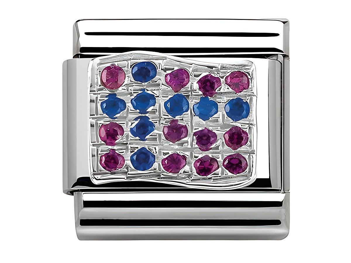 Ein silberner Charm von Nomination mit der Bezeichnung Classic SilverShine, verziert mit Zirkonia in den Farben Blau und Pink, die die norwegische Flagge darstellen.