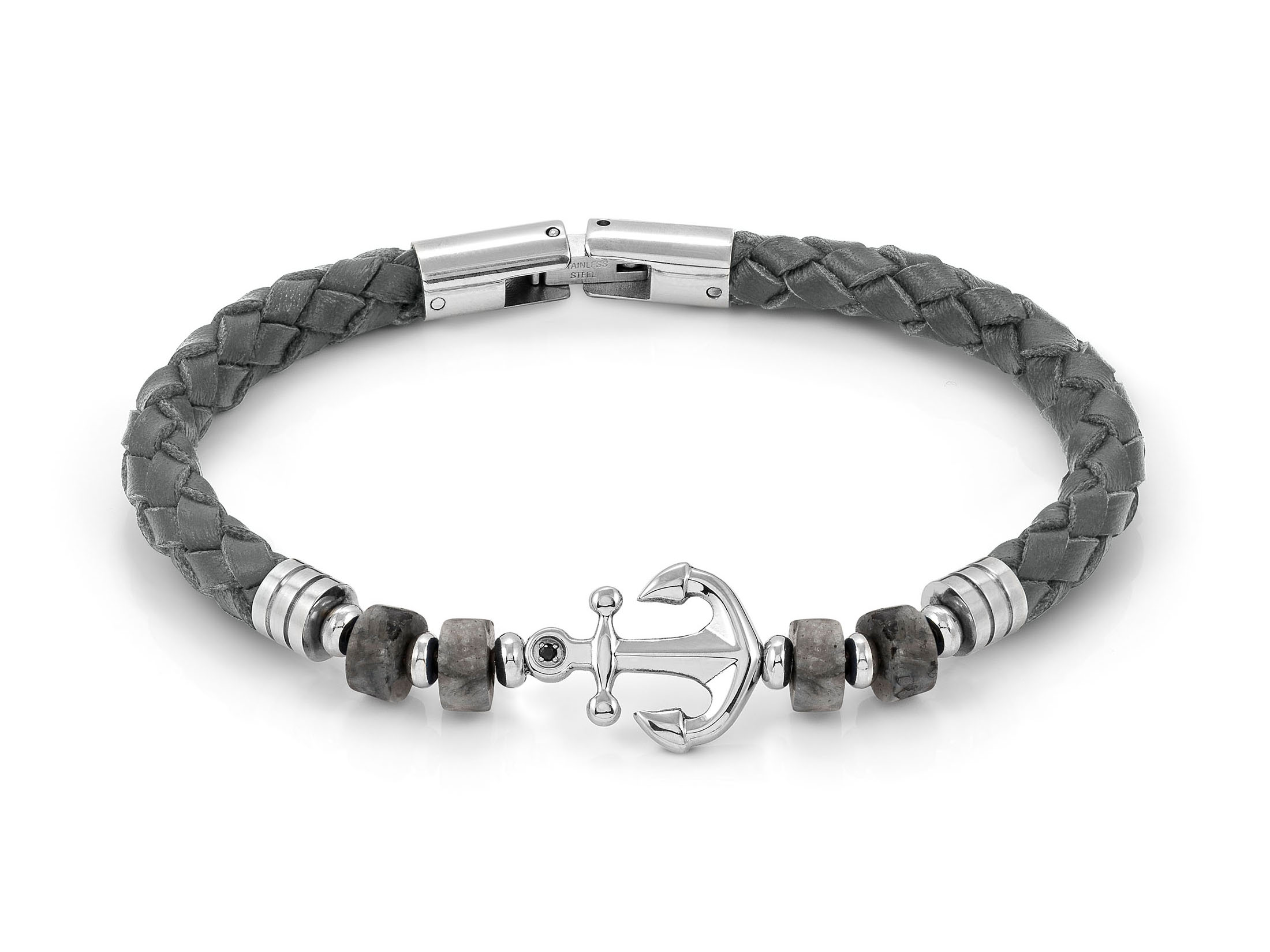 Lederarmband in grauer Farbe mit geflochtenem Design, verziert mit silbernem Anker und grauen Jaspis-Steinen, passt in den Größenbereich von 55 bis 60 cm. Neuheiten von Nomination.