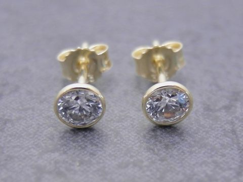 Ohrringe Kreis - Gold - funkelnd - Zirkonia weiss, Hersteller: Juwelier Harnisch, elegante Schmuckstücke mit strahlenden Zirkonia-Steinen für einen glamourösen Look.