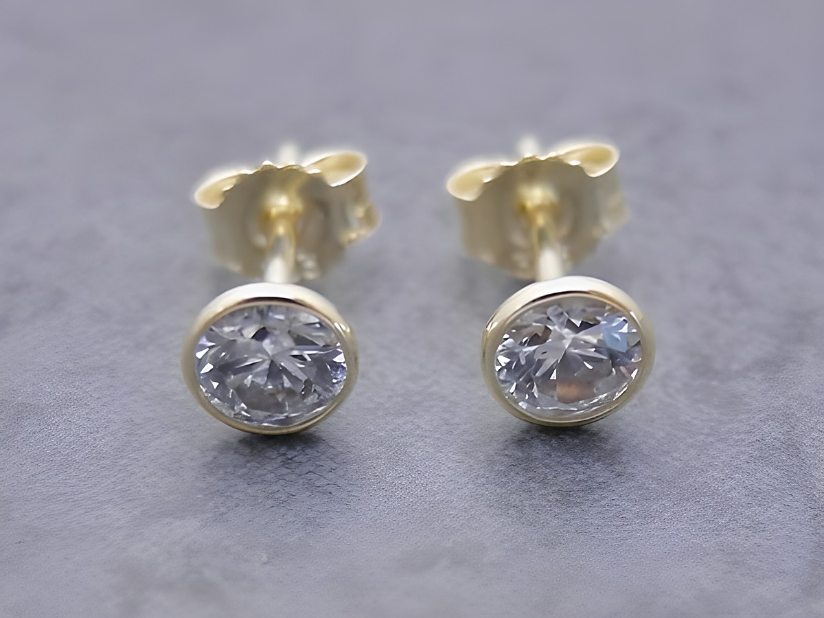Ohrringe Kreis - Gold - funkelnd - Zirkonia weiss, Hersteller: Juwelier Harnisch, elegante Schmuckstücke mit strahlenden Zirkonia-Steinen für einen glamourösen Look.