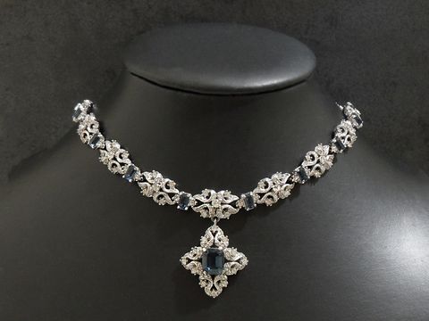 Elegante Strass Kette in SAFIRBLAU mit silberfarbener Fassung, 38-42 cm lang. Hersteller ist Juwelier Harnisch, ideal für besondere Anlässe.