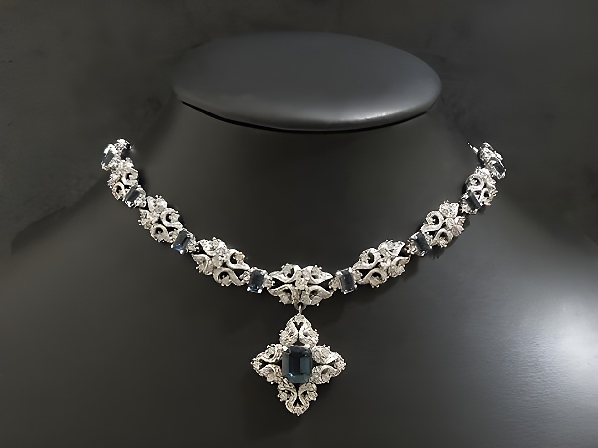 Elegante Strass Kette in SAFIRBLAU mit silberfarbener Fassung, 38-42 cm lang. Hersteller ist Juwelier Harnisch, ideal für besondere Anlässe.