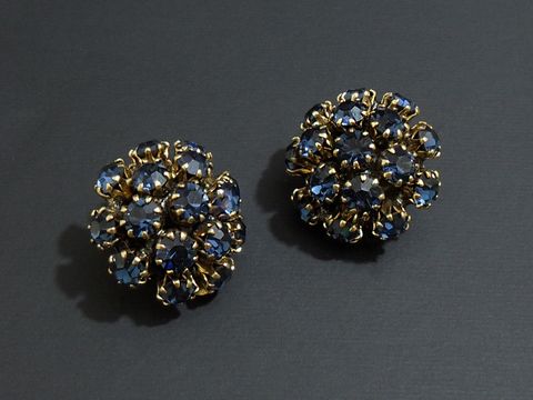 Prunkvolle Strass Ohrclips in Blau mit goldfarbener Fassung, hergestellt von Juwelier Harnisch, verleihen jedem Outfit Eleganz und Glamour.