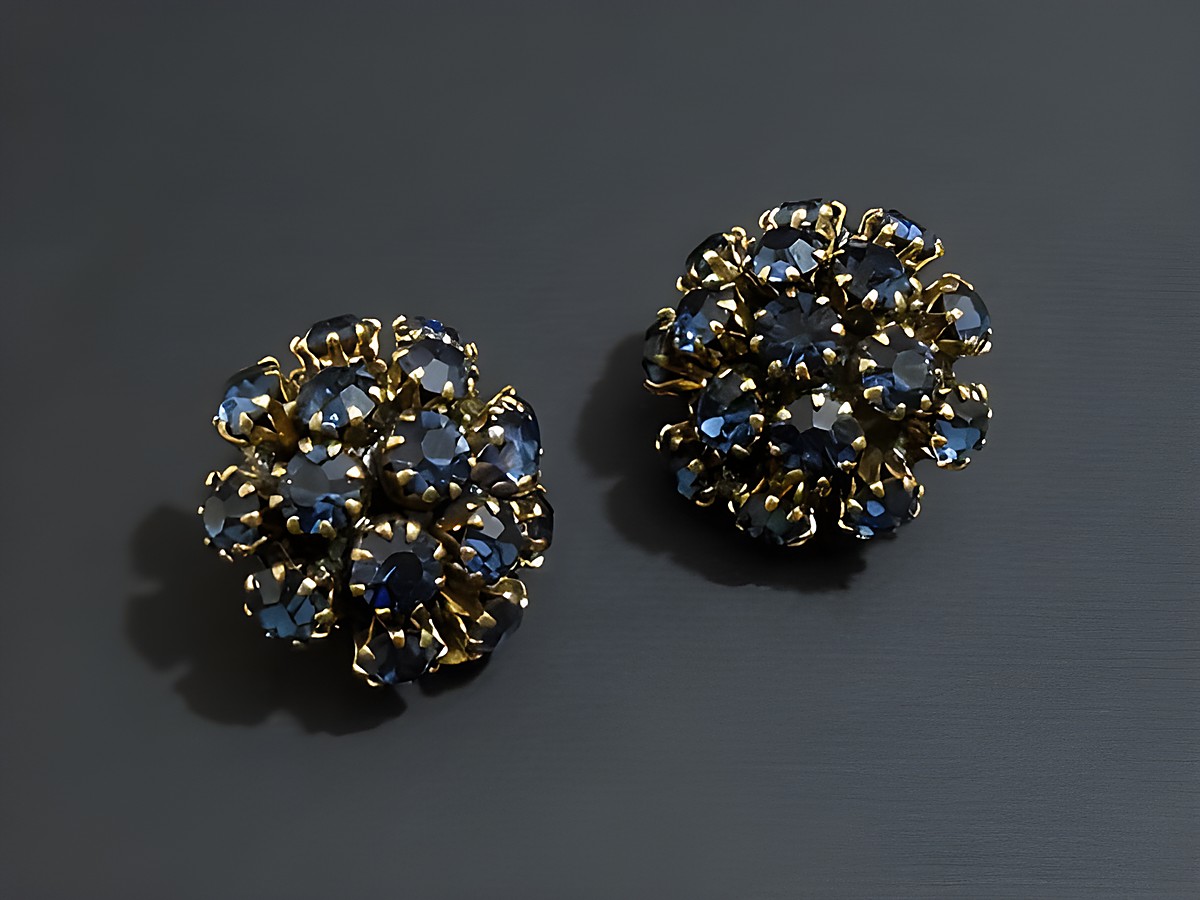 Prunkvolle Strass Ohrclips in Blau mit goldfarbener Fassung, hergestellt von Juwelier Harnisch, verleihen jedem Outfit Eleganz und Glamour.