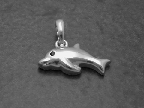 Silber Anhänger in Form eines Delfins mit schwarzer Lackierung, Hersteller Juwelier Harnisch, bietet ein elegantes Tierdesign für Schmuckliebhaber.