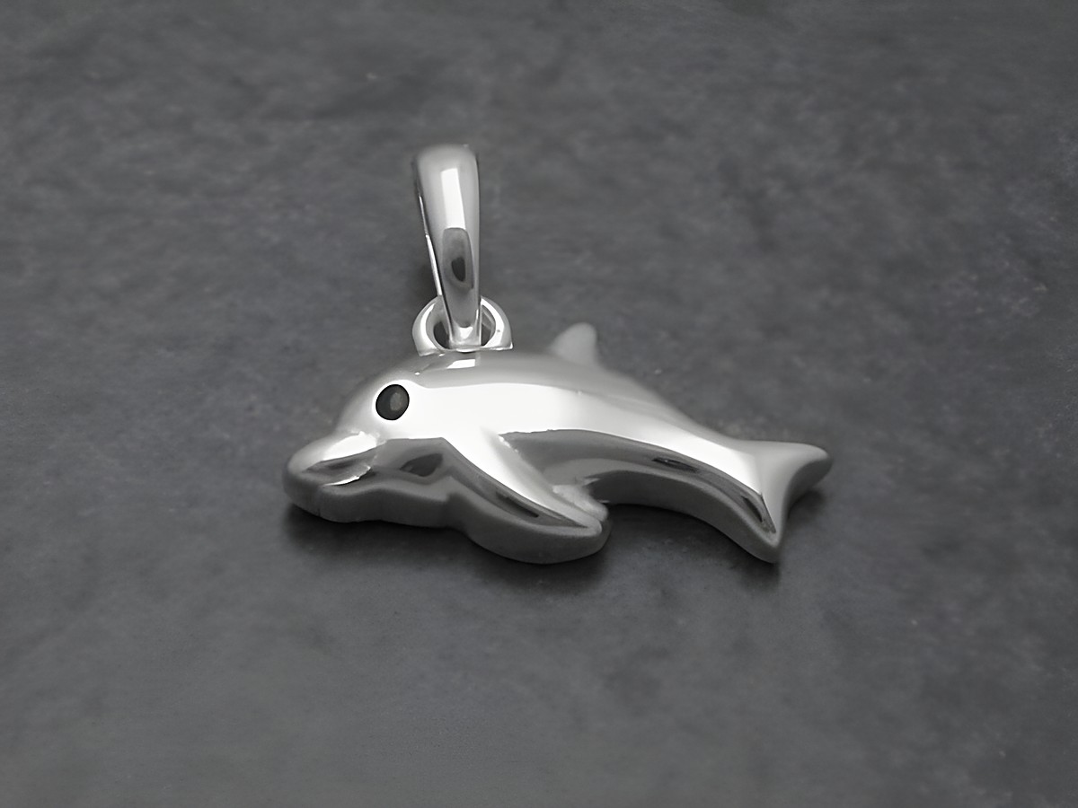 Silber Anhänger in Form eines Delfins mit schwarzer Lackierung, Hersteller Juwelier Harnisch, bietet ein elegantes Tierdesign für Schmuckliebhaber.