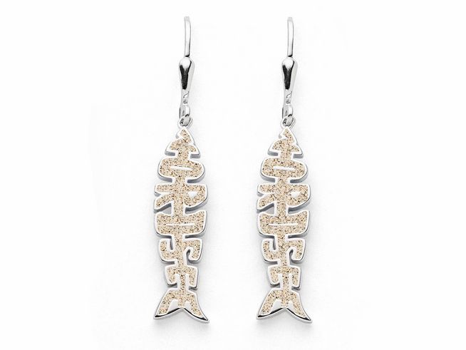 DUR Ohrringe in Fischgrätenform aus rhodiniertem Sterling Silber mit sandfarbenem Innenleben, ideal für einen maritimen Look, perfekt für den Alltag oder als Geschenk.