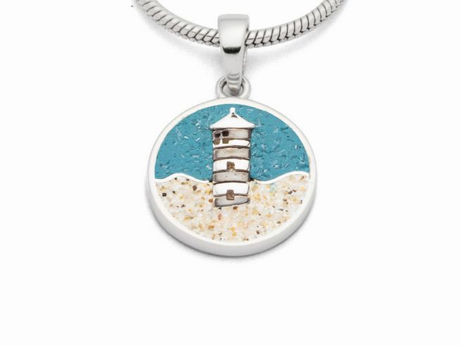DUR Anhänger mit dem Pilsumer Leuchtturm aus Sterling Silber, in rundem Design mit türkisfarbenem Hintergrund und sandfarbener Basis, ideal als maritime Ergänzung für jedes Schmuckstück.