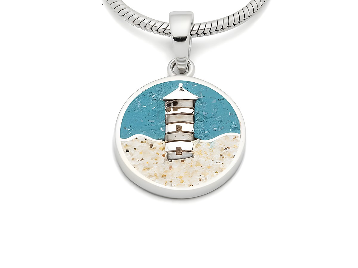 DUR Anhänger mit dem Pilsumer Leuchtturm aus Sterling Silber, in rundem Design mit türkisfarbenem Hintergrund und sandfarbener Basis, ideal als maritime Ergänzung für jedes Schmuckstück.