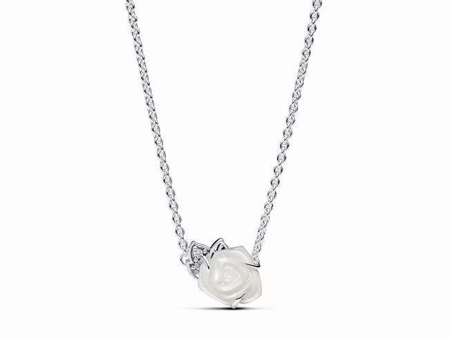 Weiße blühende Rose als Anhänger an einer Silberkette von Pandora, kombiniert mit einem Steinmix in Weiß, Gesamtlänge 45 cm. Eleganter Schmuck für besondere Anlässe.