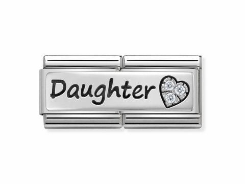 Eine schlichte, silberne Charm-Platte mit der Gravur Daughter und einem herzförmigen Symbol aus Funkensteinen, geeignet für das Nomination Composable DOUBLE Classic Armband.