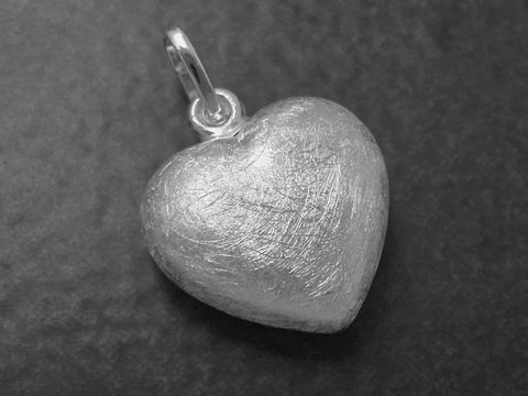 Silber Anhänger in Herzform, klassisch, 14,5 mm, eismattiert und poliert, hergestellt von Juwelier Harnisch, plastisch gestaltet. Ideal für persönliche Schmuckstücke.