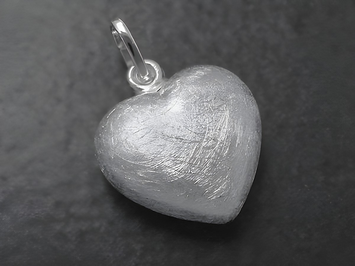 Silber Anhänger in Herzform, klassisch, 14,5 mm, eismattiert und poliert, hergestellt von Juwelier Harnisch, plastisch gestaltet. Ideal für persönliche Schmuckstücke.