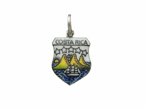 Silberner Anhänger in Wappenform mit dem Costa Rica Länderwappen, zeigt Vulkane, ein Schiff und die Aufschrift Costa Rica in bunten Farben auf weißem Hintergrund.