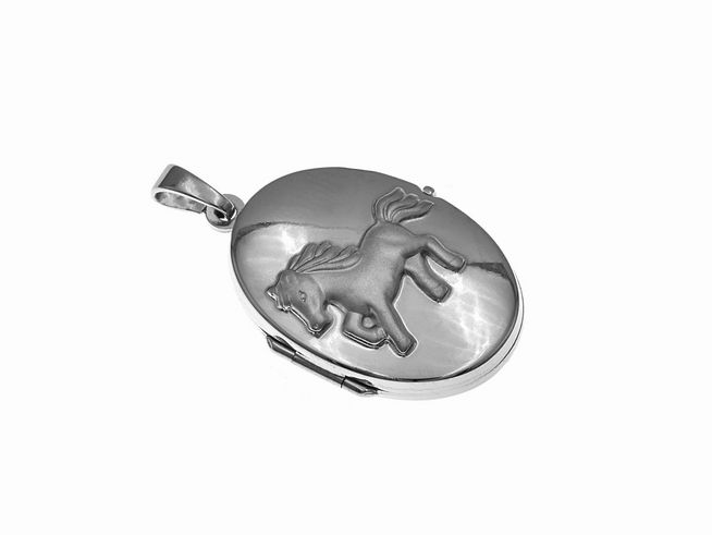 Medaillon mit einem Pferdchen in rhodiniertem Sterling Silber, ovaler Form, Hersteller Juwelier Harnisch. Elegantes Schmuckstück für Tierliebhaber.
