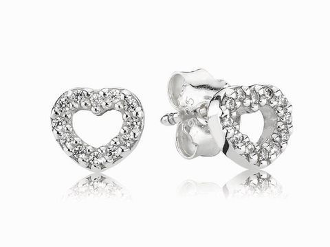 Ohrstecker in Herzform aus Silber mit Zirkonia, ideal als Geschenk zum Valentinstag, elegante und funkelnde Designs von Pandora für den besonderen Anlass am 14. Februar.