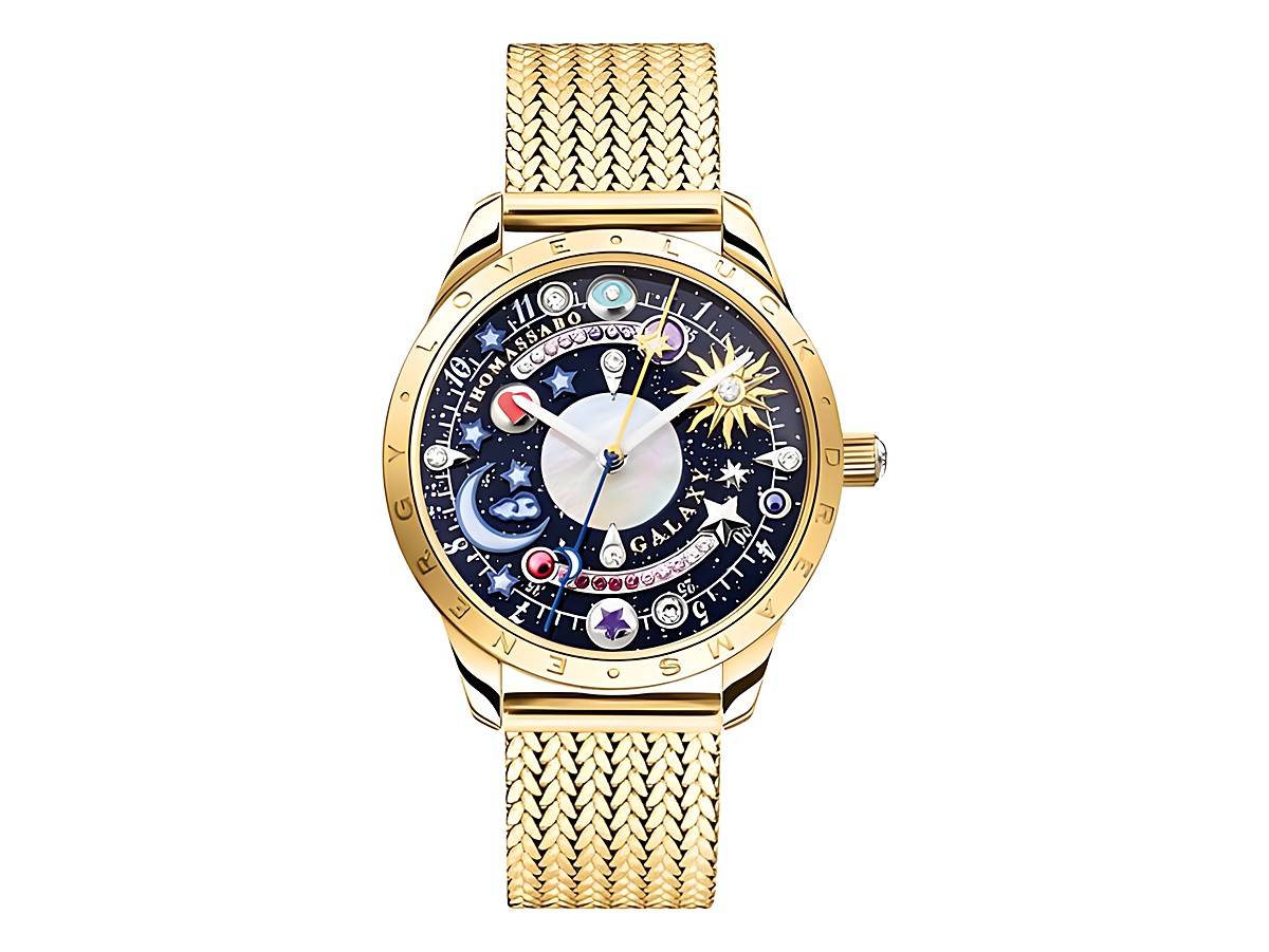 Edelstahl Damenuhr von Thomas Sabo in gelbgoldfarben mit einem kunstvoll gestalteten Ziffernblatt, das Planeten und Sterne zeigt, und einem eleganten geflochtenen Armband.