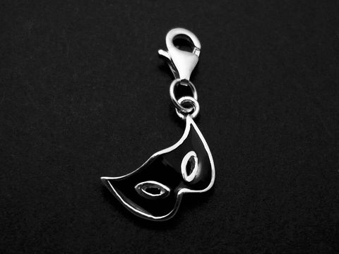 Silberner Charms Anhänger in Form einer Maske, ideal für Karneval und Fasching, mit praktischer Karabinerbefestigung, Hersteller Juwelier Harnisch.