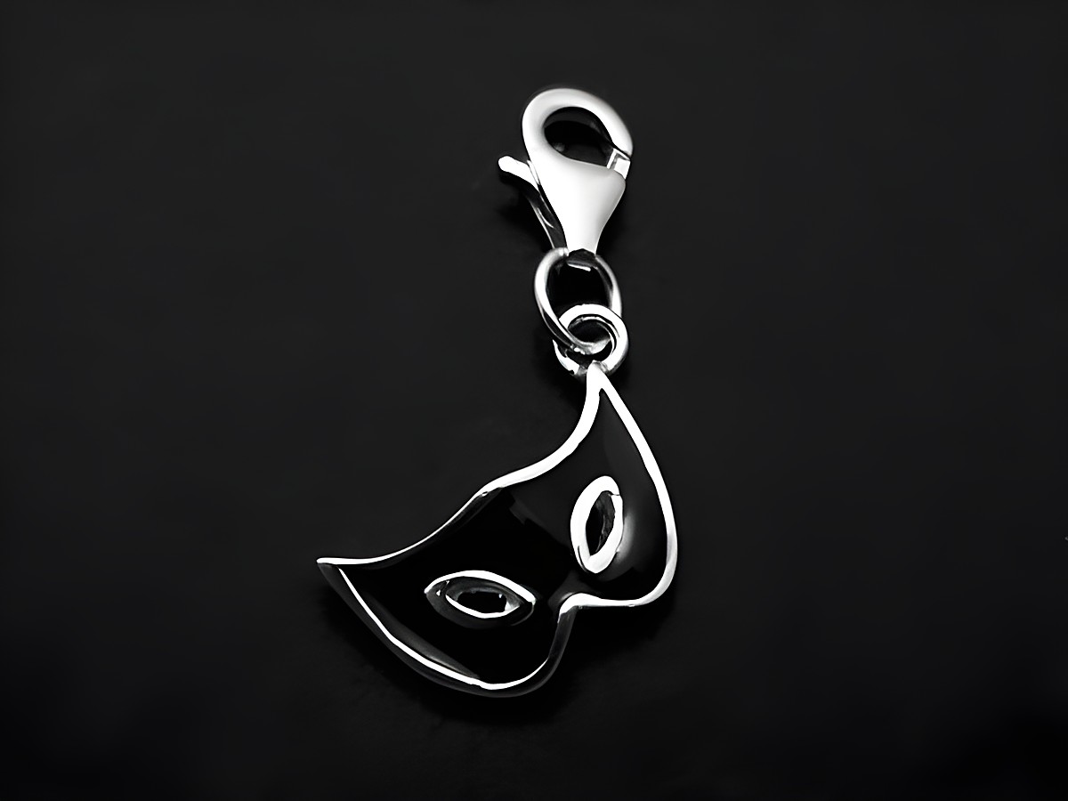 Silberner Charms Anhänger in Form einer Maske, ideal für Karneval und Fasching, mit praktischer Karabinerbefestigung, Hersteller Juwelier Harnisch.