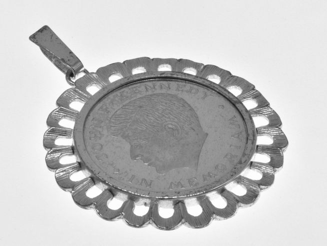 Münzfassung Anhänger mit Blütenkordel, eingefasst in Silber, zeigt eine echte J.F. Kennedy Münze, gefertigt von Juwelier Harnisch, ideal für Sammler und Liebhaber.
