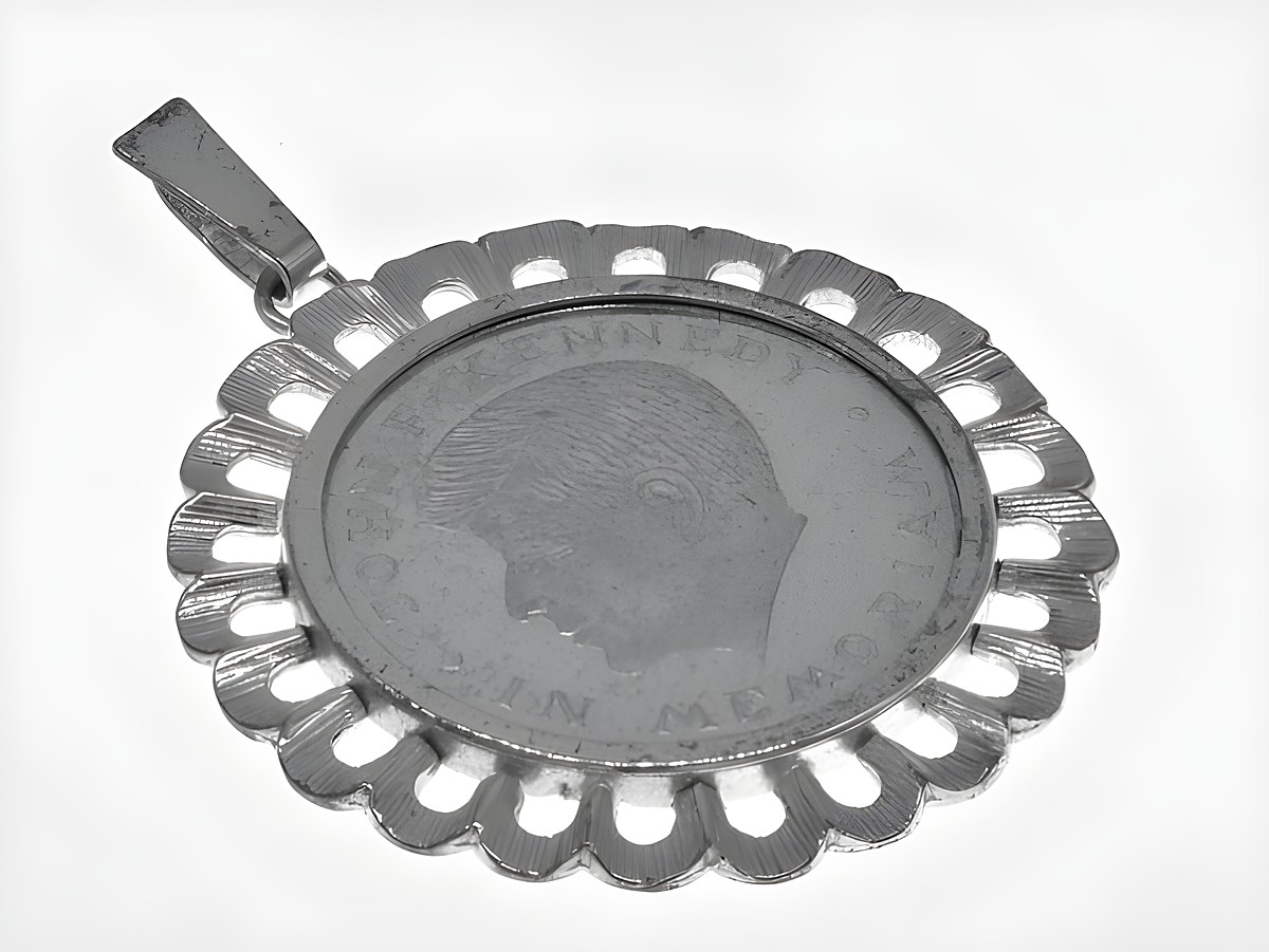 Münzfassung Anhänger mit Blütenkordel, eingefasst in Silber, zeigt eine echte J.F. Kennedy Münze, gefertigt von Juwelier Harnisch, ideal für Sammler und Liebhaber.