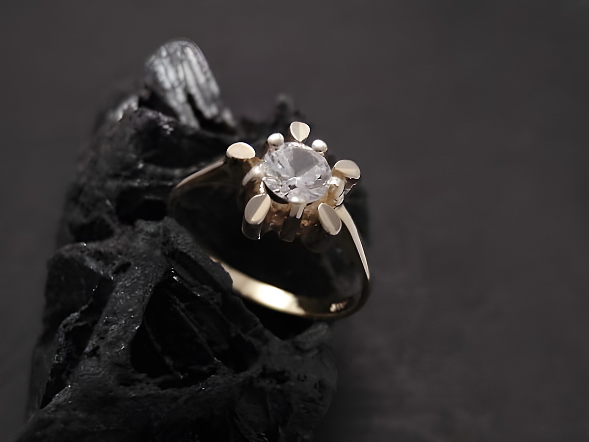 Gold Ring - elfengleich - Gold 585 - Zirkonia - Gr. 56, Hersteller: Juwelier Harnisch, bis Gr. 56/18, kunstvoll gestaltetes Schmuckstück auf schwarzem Untergrund.