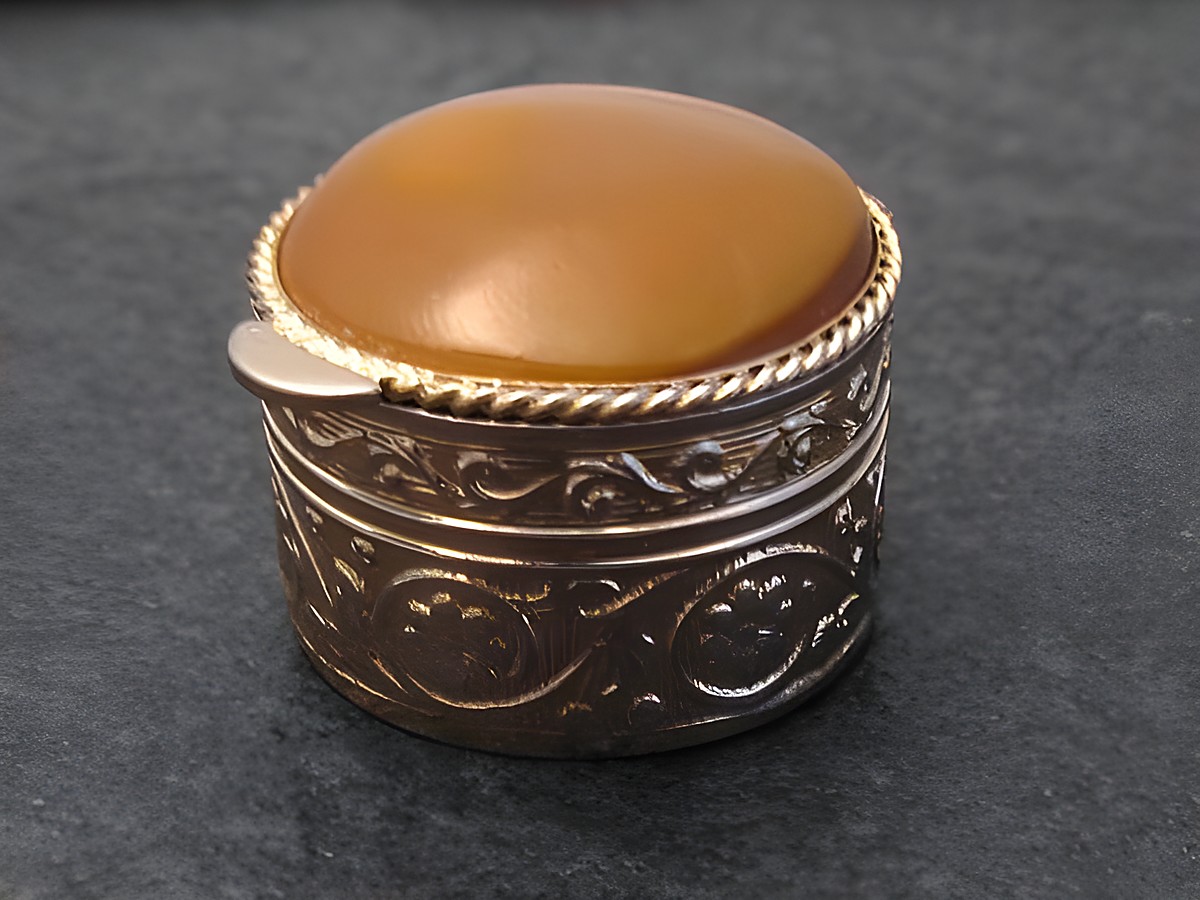 Multifunktionale Dose - Rund brauner Achat Stein, Hersteller Juwelier Harnisch, mit einem eleganten, verzierten silbernen Deckel und einer glatten, glänzenden Oberfläche.