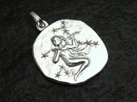Jungfrau Sternzeichen Anhänger aus Sterling Silber rhodiniert, gefertigt von Juwelier Harnisch, zeigt eine detailreiche Abbildung des Jungfrau-Symbols umgeben von Sternen.