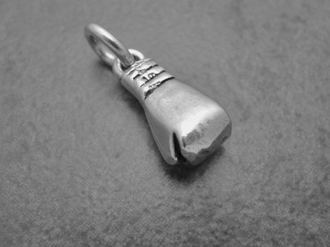 Boxhandschuh links als Silber Anhänger, sportliches Design mit Saphir, 20,3 mm groß, Hersteller Juwelier Harnisch, ideal für Sportliebhaber und als modisches Accessoire.