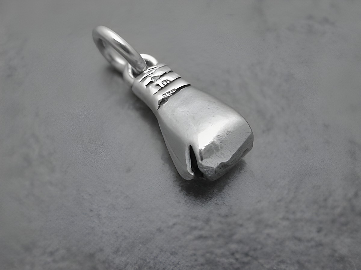 Boxhandschuh links als Silber Anhänger, sportliches Design mit Saphir, 20,3 mm groß, Hersteller Juwelier Harnisch, ideal für Sportliebhaber und als modisches Accessoire. – Ansicht 2