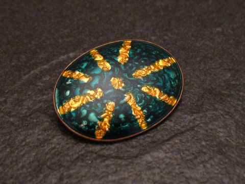 Brosche SUN in grün-gelb aus Emaille, vergoldet, im Vintage-Stil, Hersteller Juwelier Harnisch, dekorativ mit einem einzigartigen Muster.