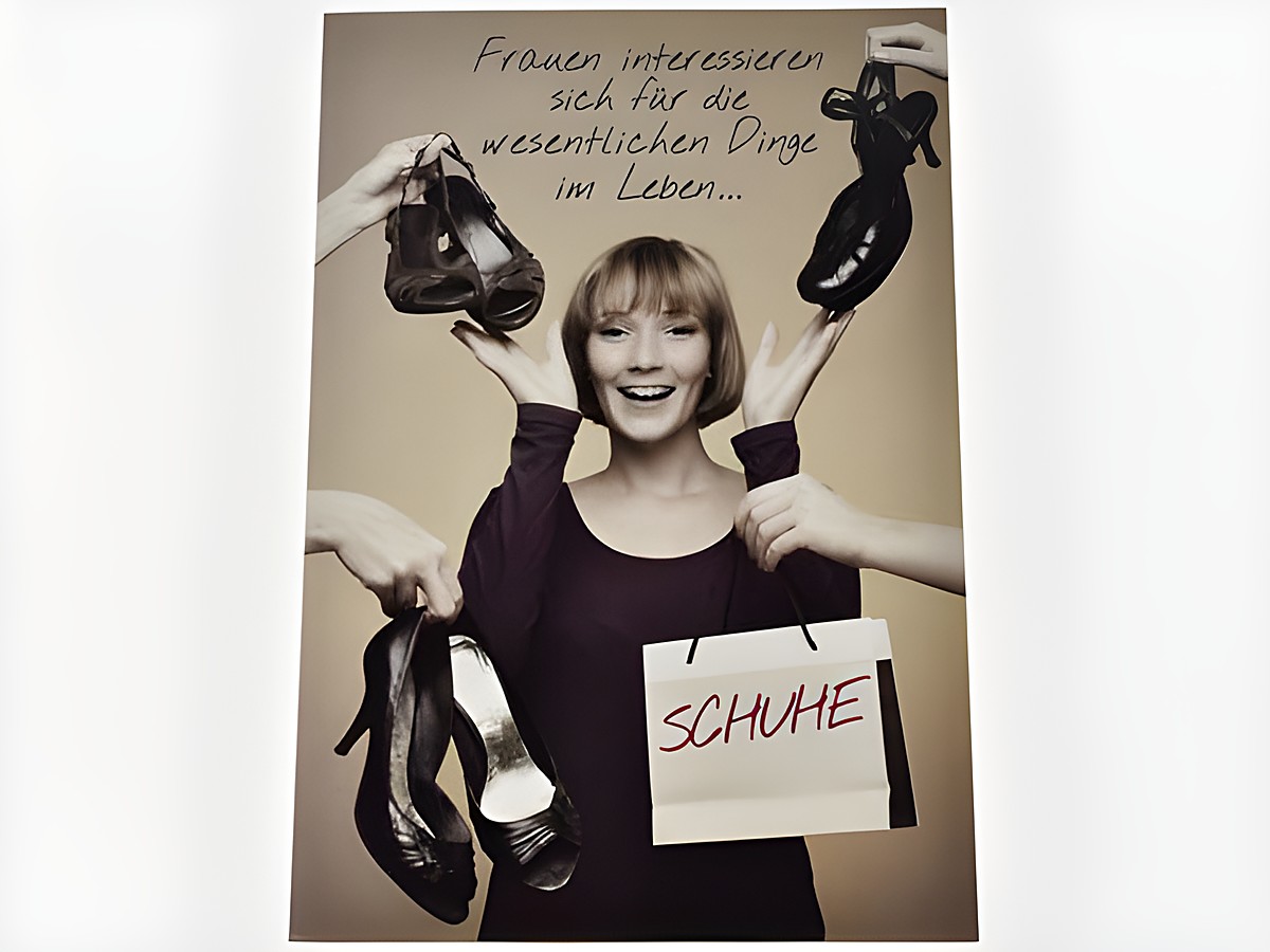 Eine Frau hält lächelnd zwei Paar Schuhe in den Händen und präsentiert eine Tüte mit der Aufschrift Schuhe. Im Hintergrund steht der Schriftzug Frauen interessieren sich für die wesentlichen Dinge im Leben.