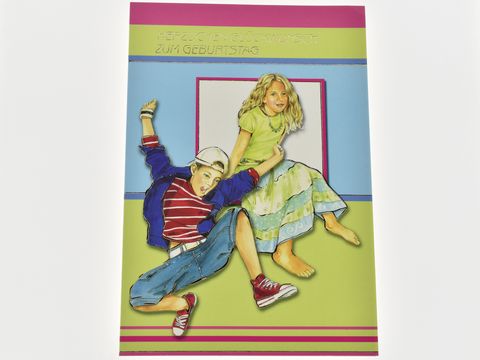 Eine bunte Geburtstagskarte zeigt ein lächelndes Mädchen mit blonden Haaren in einem grünen Oberteil und einem Jungen mit Cap und gestreiftem Shirt. Beide sitzen fröhlich und jubilierend auf einem farbenfrohen Hintergrund.