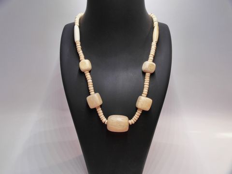 Holzkette in naturbraun mit variierenden Holzperlen und einer Länge von 60 cm, hergestellt von Juwelier Harnisch, ideal für einen natürlichen Schmuckstil.