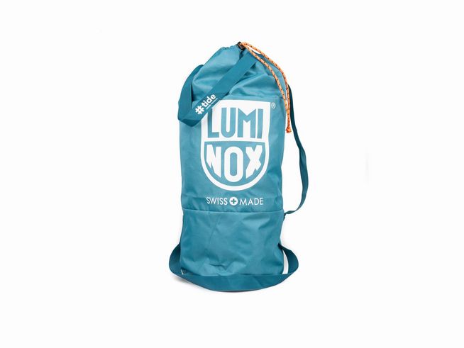 Luminox Rucksack aus recyceltem Plastik in Türkis mit weißem Logo und Schriftzug, ideal für Outdoor-Aktivitäten und Reisen, bietet Platz für Accessoires und Uhrenboxen.
